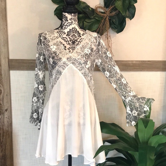 Dresses & Skirts - Stunning Lace Bell Sleeve Dress/Tunic